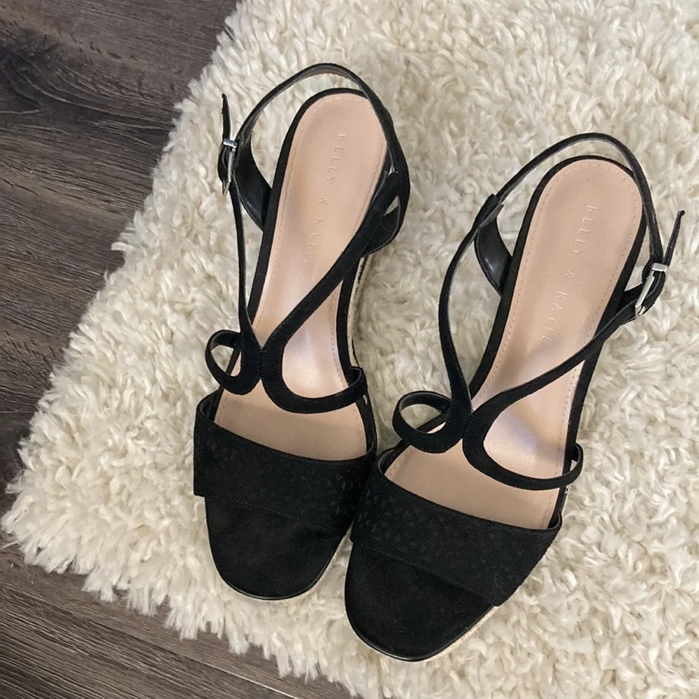 Kelly & Katie 9.5 Wedge Sandal - Picture 4 of 5